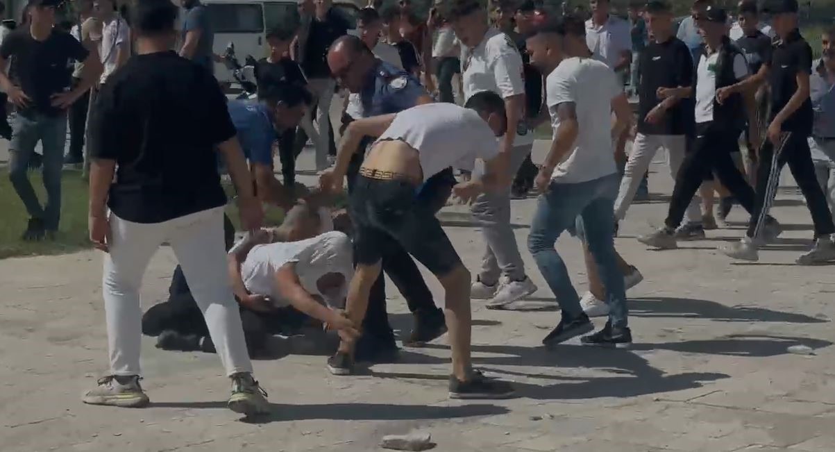 Afyonkarahisar’da gerçekleştirilen modifiye araç fuarında 5 kişi arasında çıkan kavgayı