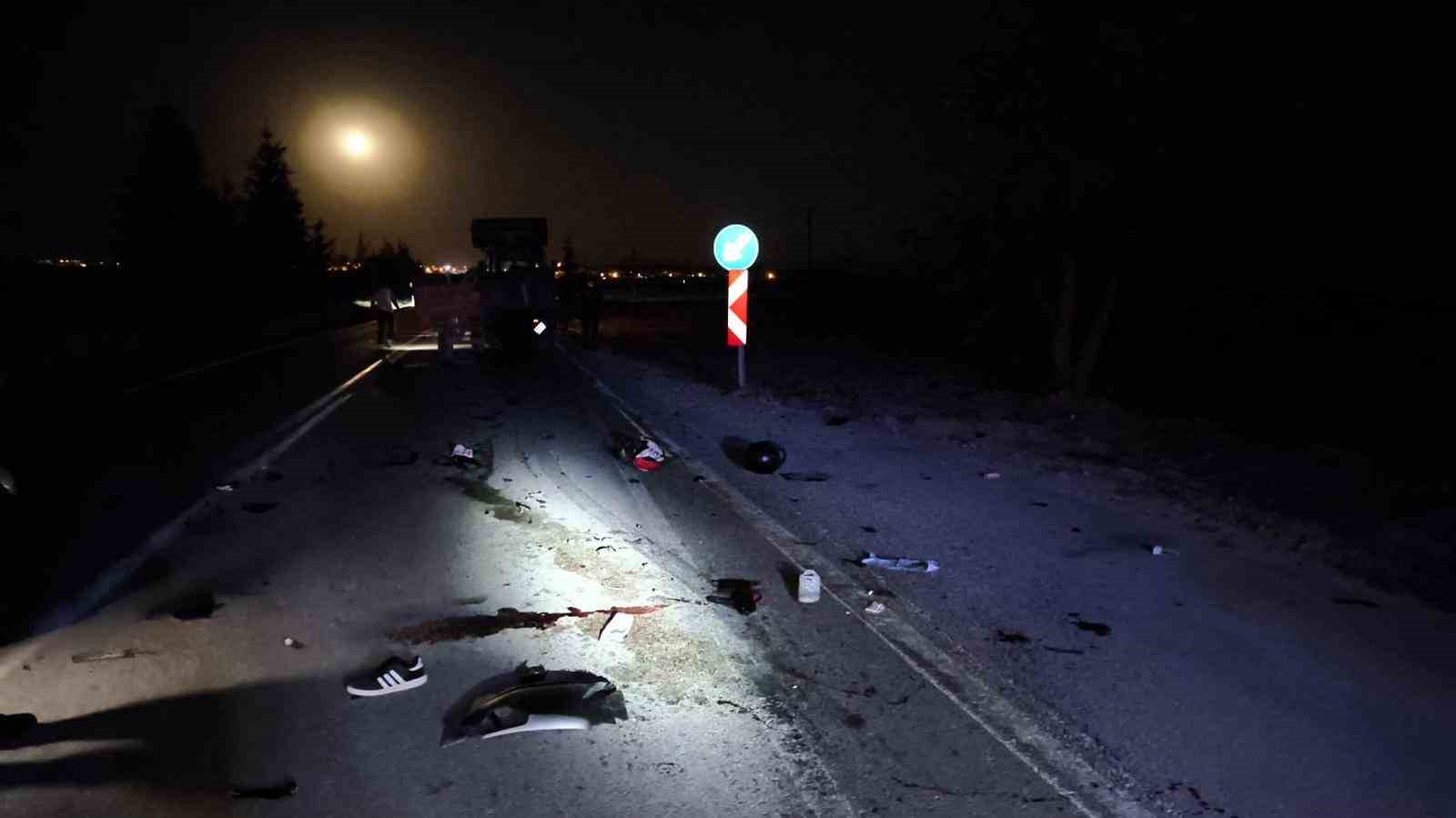 Afyonkarahisar’da motosikletin traktör römorkuna çarptığı trafik kazasında biri kadın 2