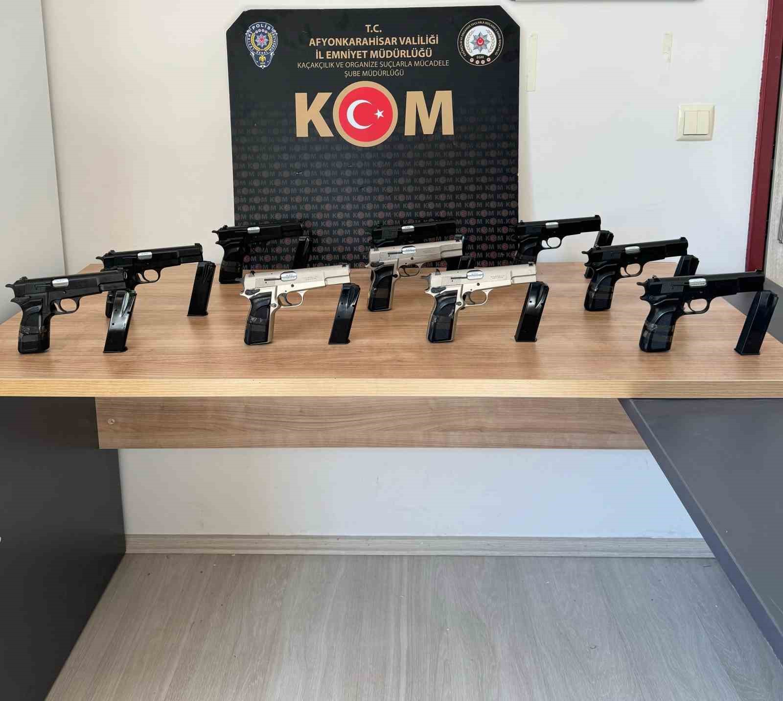 Afyonkarahisar’da polis tarafından şüphe üzerine durdurulan bir otomobilde yapılan aramada