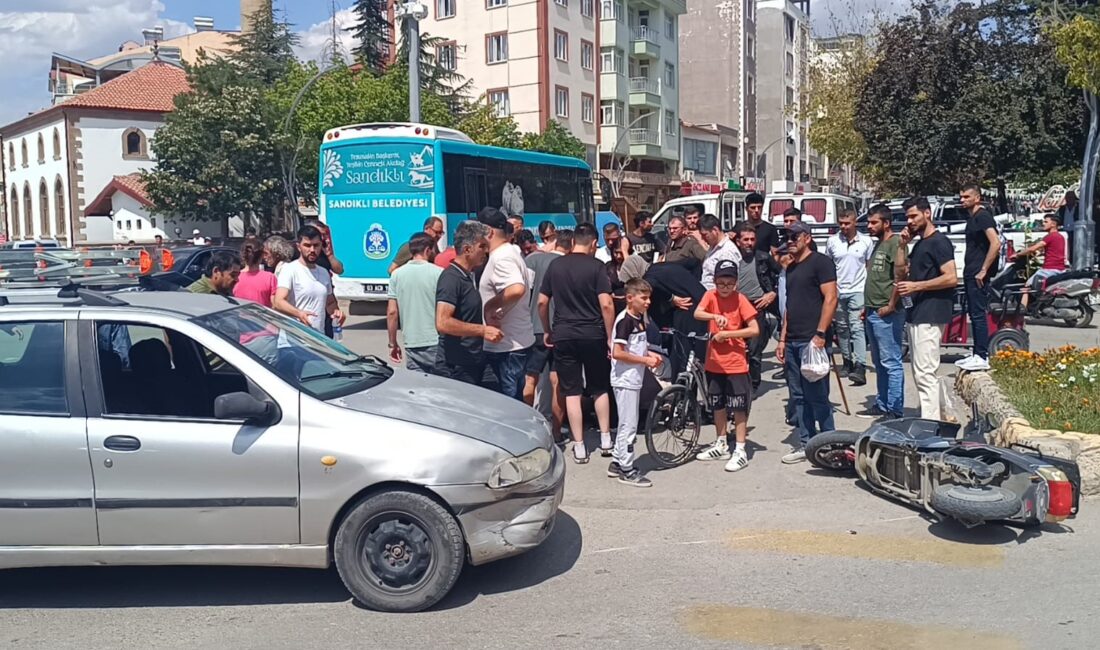 Afyonkarahisar’da otomobille çarpışan elektrikli motosikletin sürücüsü ağır yaralandı. Kaza, Sandıklı