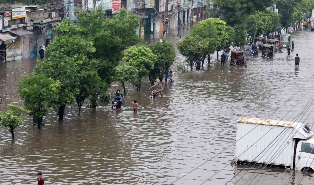 Pakistan’ın Lahor şehrinde son 44 yılın en yoğun yağışının ardından