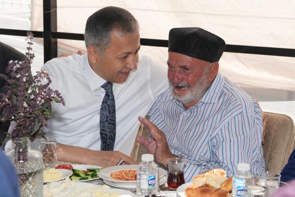 İçişleri Bakanı Ali Yerlikaya, Ahıska Türkleriyle Ahlat’ta Bir Araya Geldi İçişleri Bakanı Ali Yerlikaya, Ahıska Türkleriyle Ahlat’ta bir araya geldi.