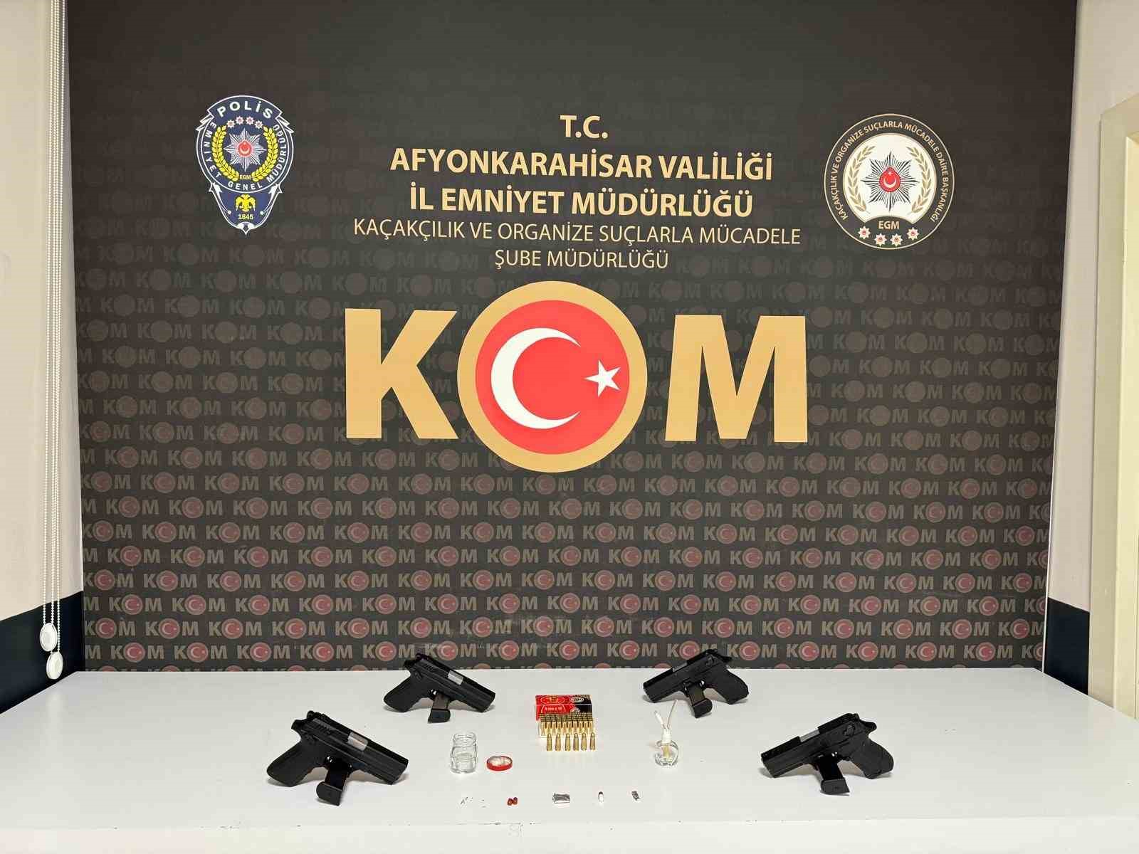 Afyonkarahisar’da polis tarafından şüphe üzerine durdurulan bir araçta yapılan aramada