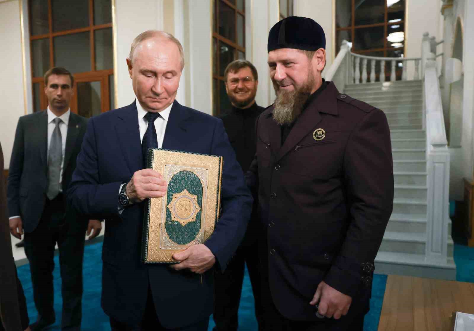 RUSYA DEVLET BAŞKANI VLADİMİR PUTİN'İN ÇEÇENİSTAN'DA YENİ YAPILAN CAMİDE KUR'AN-I