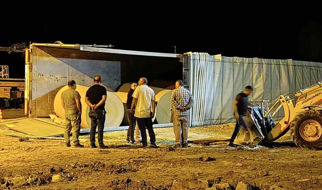Afyonkarahisar’da rulo kağıt taşıyan tır kontrolden çıkarak devrilirken, kazada şans