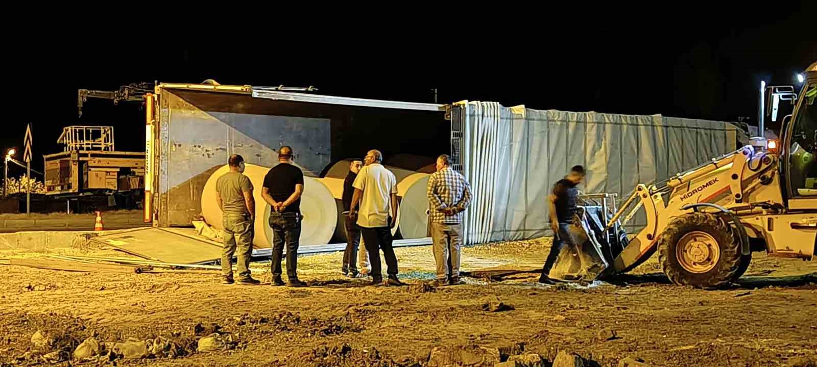 Afyonkarahisar’da rulo kağıt taşıyan tır kontrolden çıkarak devrilirken, kazada şans