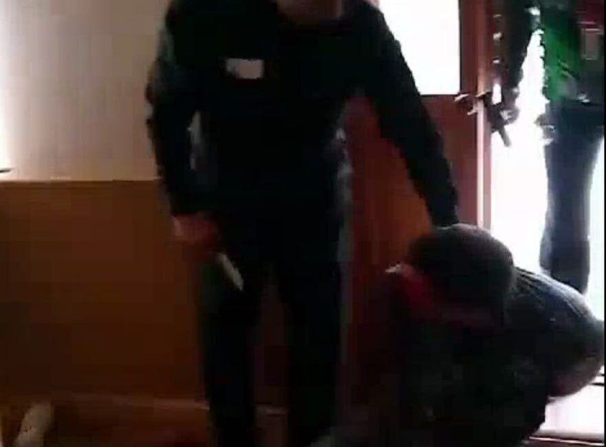 Rusya’da bir cezaevinde isyan çıkaran mahkumlar, bıçakla gardiyanlara saldırarak, personeli