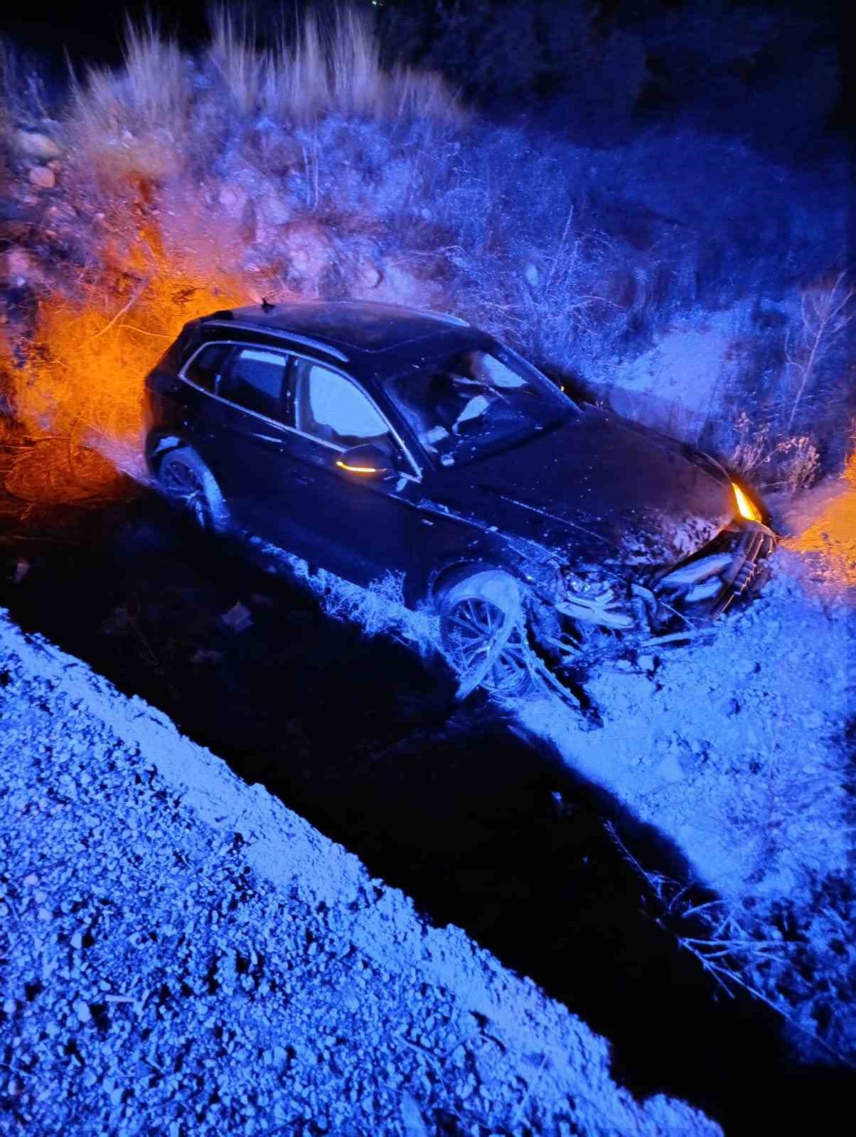 Afyonkarahisar’da kontrolden çıkarak şarampole giren otomobilde 5 kişi yaralandı. Kaza,