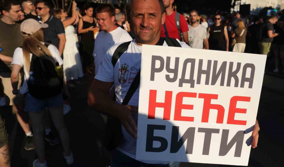 Sırbistan’ın başkenti Belgrad’da binlerce gösterici, hükümetin daha önce iptal edilen