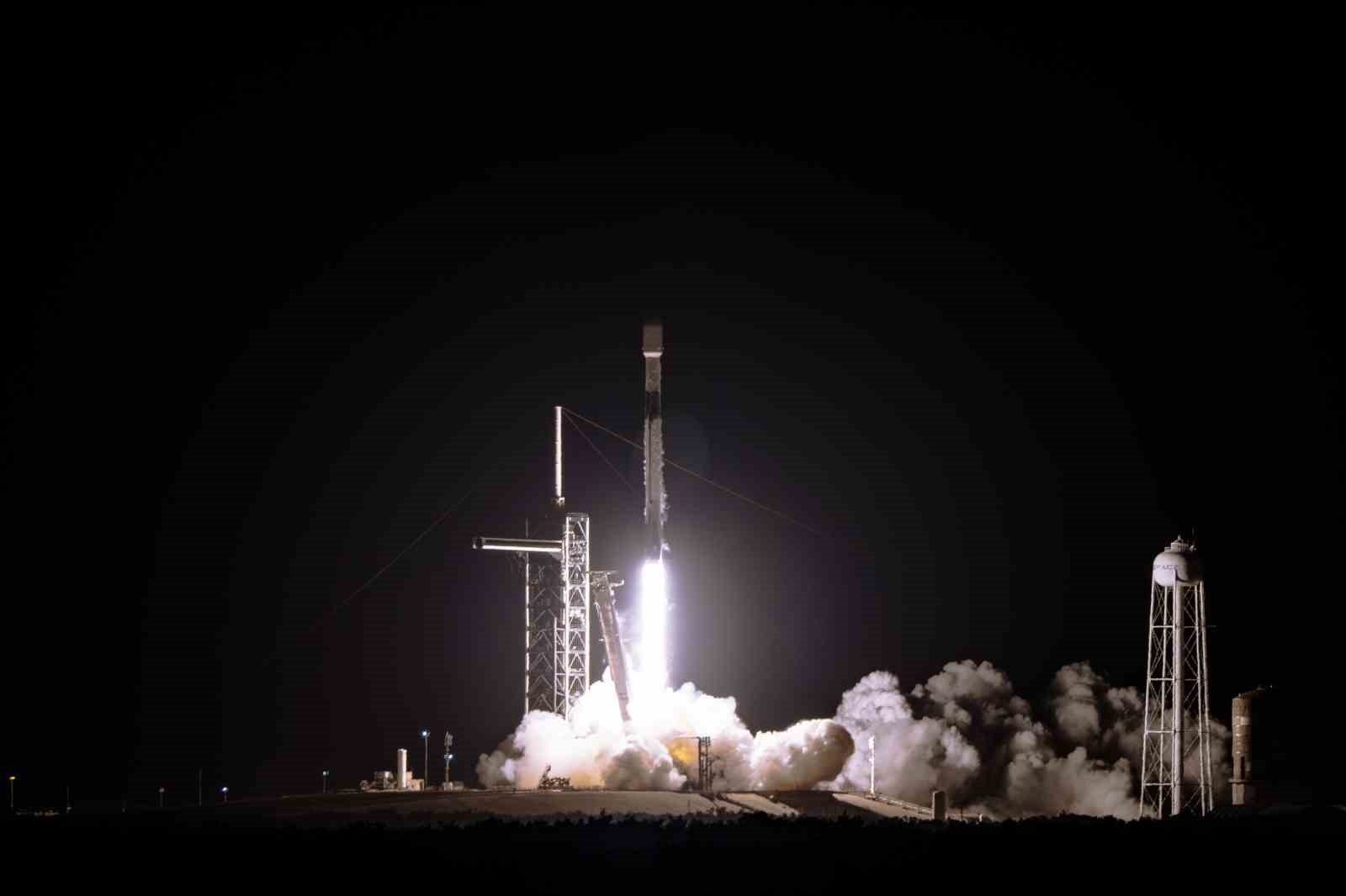Uzay taşımacılığı şirketi SpaceX, 23 adet Starlink uydusunu daha Falcon-9