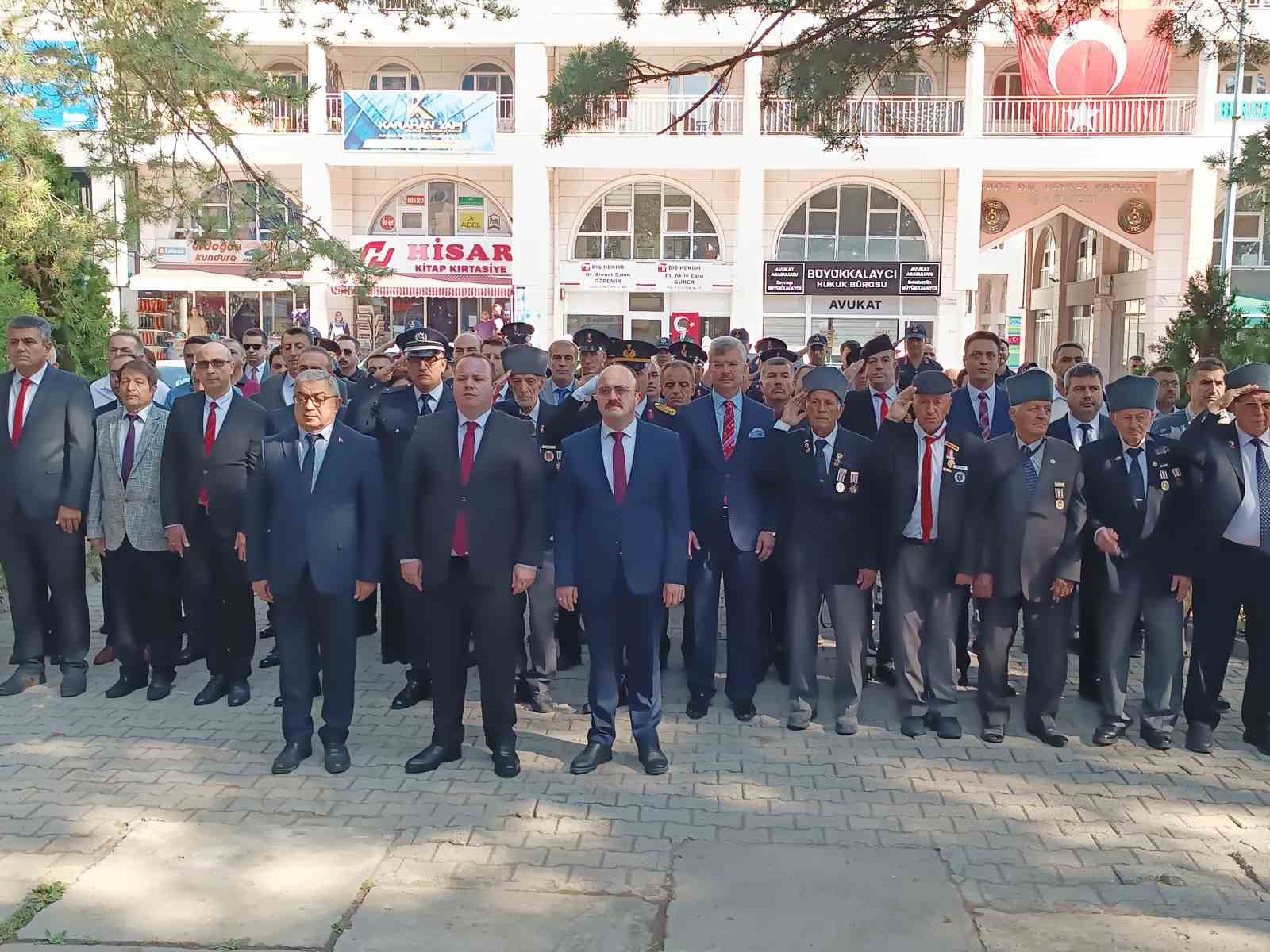 Afyonkarahisar’ın Şuhut ilçesinde 30 Ağustos Zafer Bayramı dolayısıyla çelenk sunma