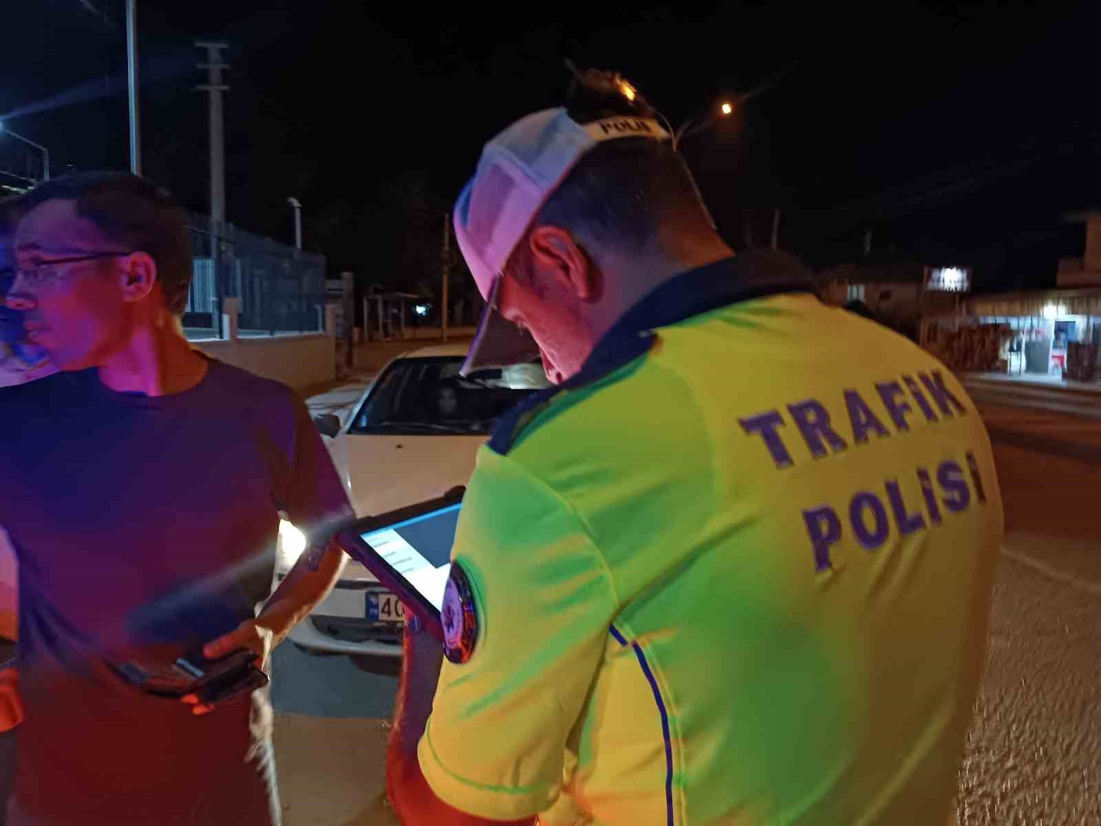 Afyonkarahisar’ın Şuhut ilçesinde polis tarafından sürücülere yönelik alkol denetimi gerçekleştirildi.