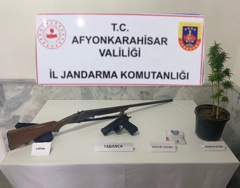 Afyonkarahisar İl Jandarma Komutanlığı ekipleri, bir evde yaptıkları aramada kenevir