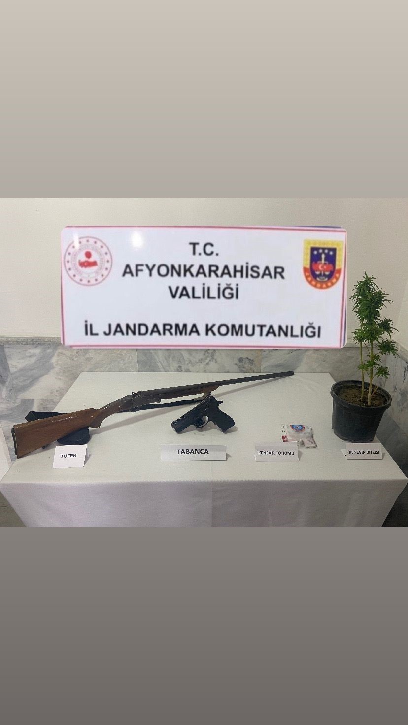 Afyonkarahisar İl Jandarma Komutanlığı ekipleri, bir evde yaptıkları aramada kenevir