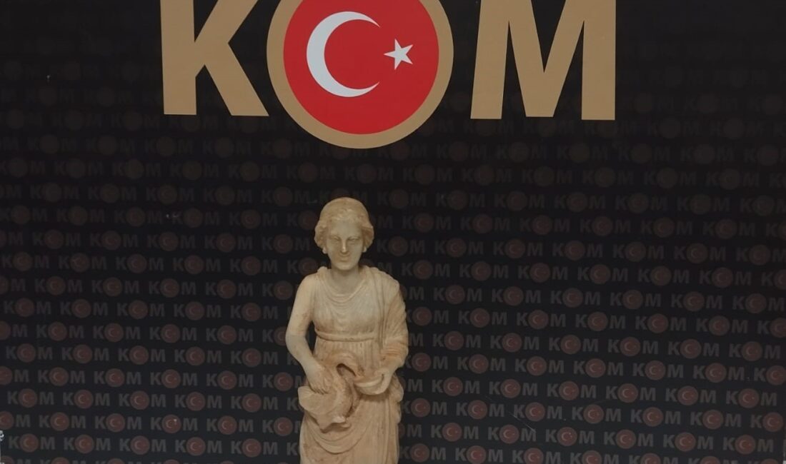 Afyonkarahisar İl Emniyet Müdürlüğü ekipleri şüphe üzerine durdukları bir araçta
