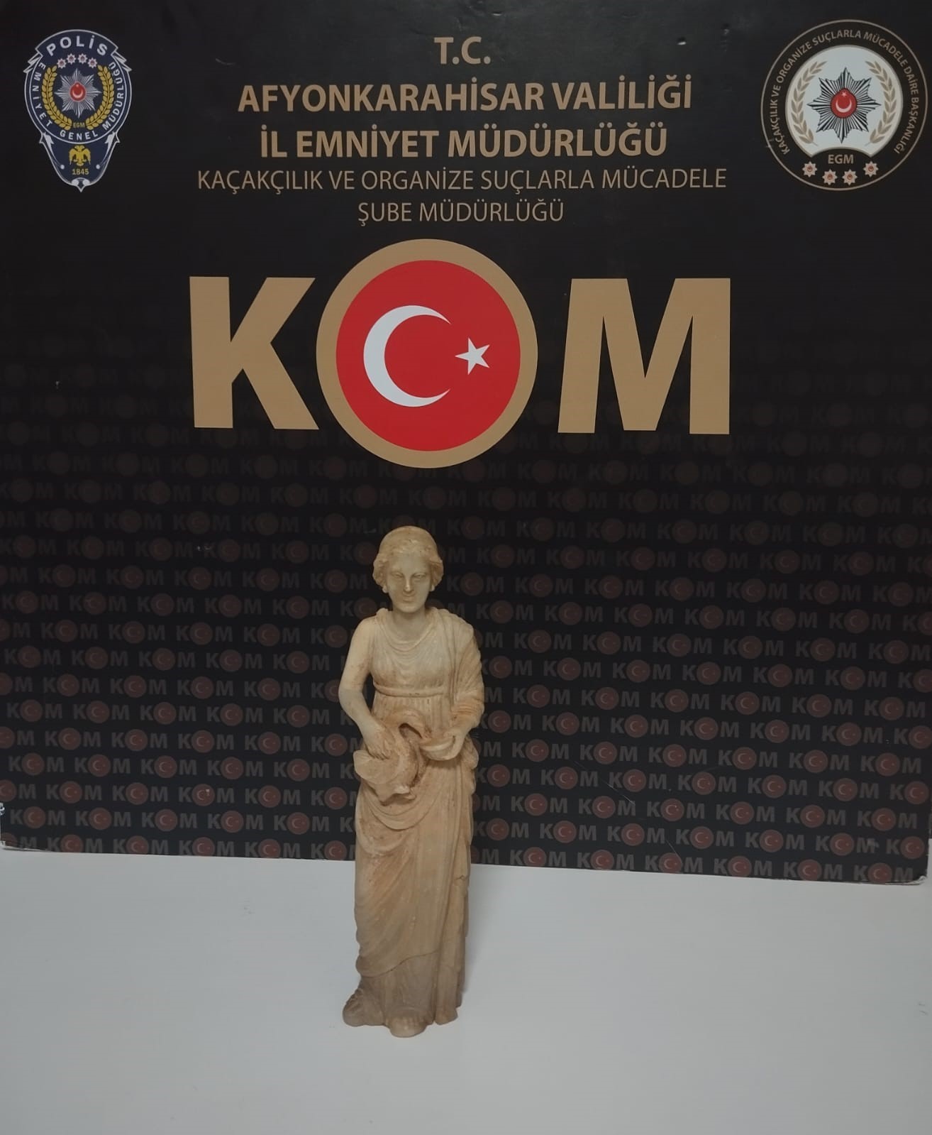 Afyonkarahisar İl Emniyet Müdürlüğü ekipleri şüphe üzerine durdukları bir araçta