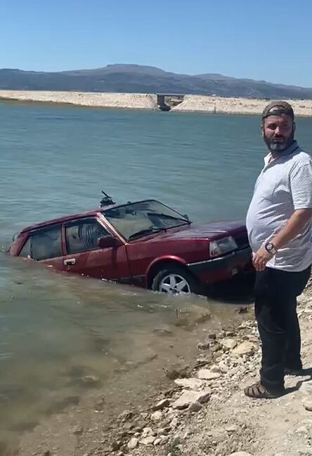 Afyonkarahisar’da sahibi balık tutarken el frenini çekmeyi unuttuğu otomobil baraj