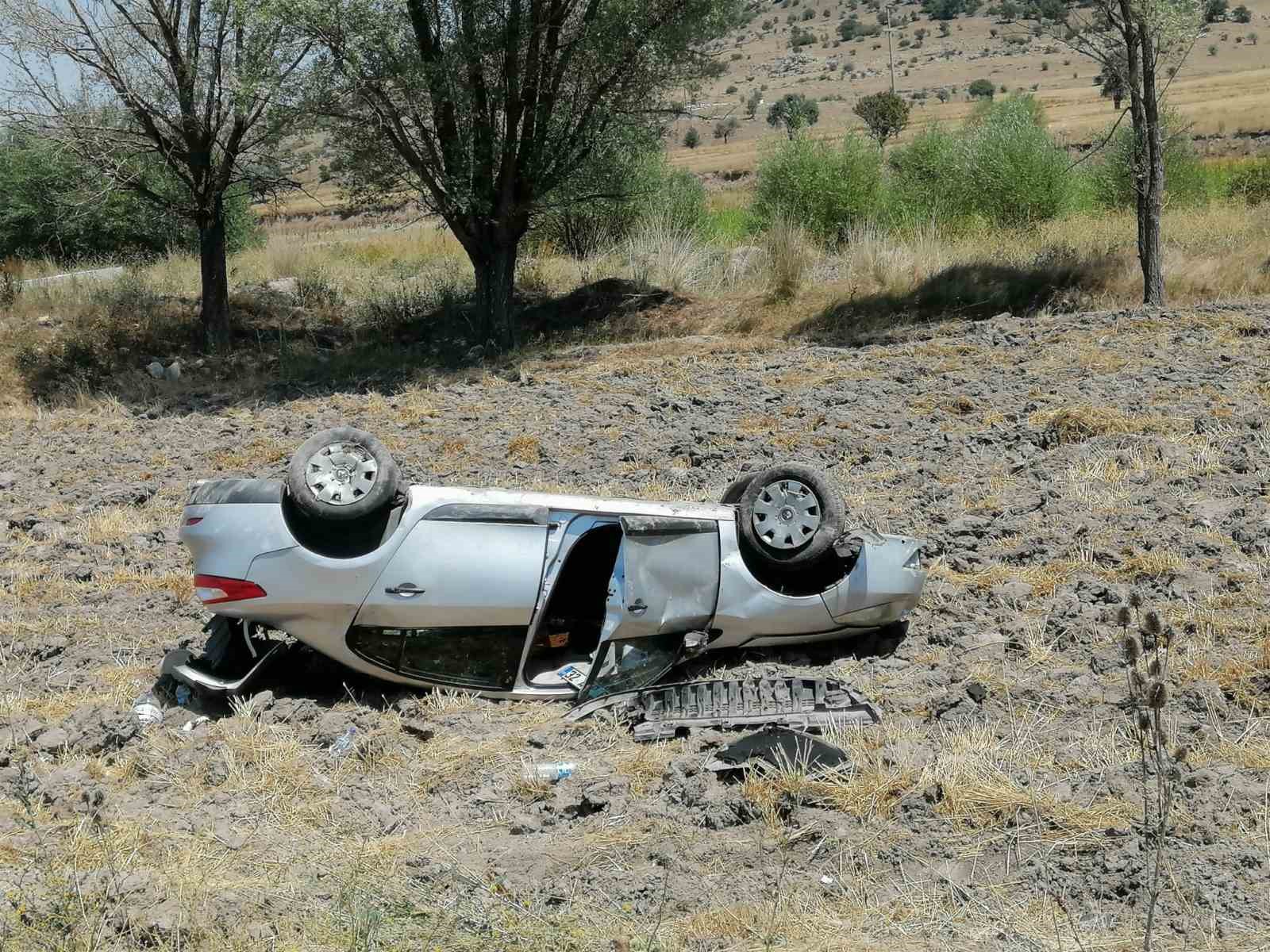 Afyonkarahisar’da takla atarak şarampole giren otomobilde 3 kişi yaralandı. Kaza,