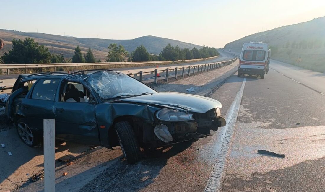 Afyonkarahisar’da kontrolden çıkarak takla atıp ardından refüje giren otomobilde 3