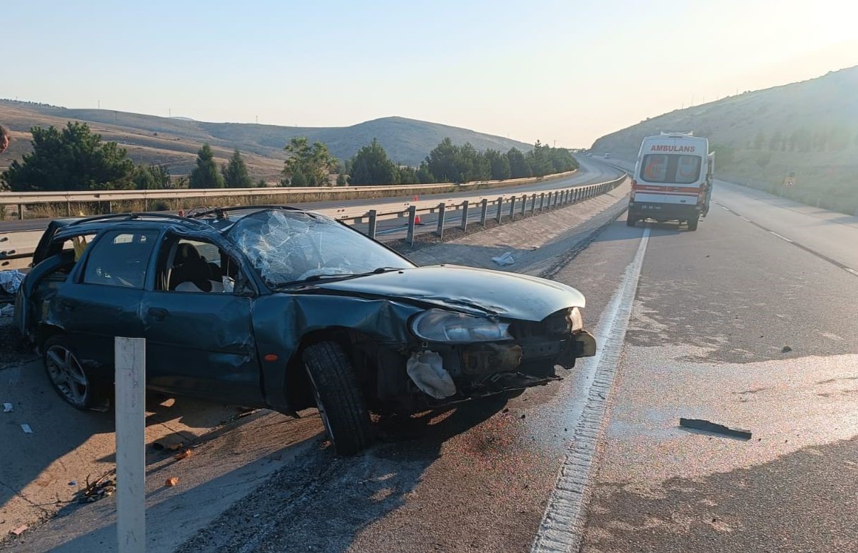 Afyonkarahisar’da kontrolden çıkarak takla atıp ardından refüje giren otomobilde 3