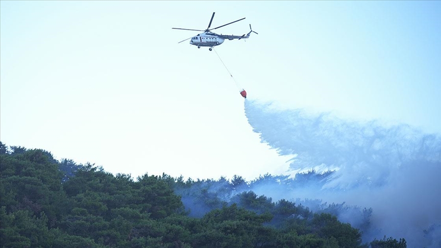 İzmir’in Karşıyaka ilçesinde çıkan ve rüzgarın etkisiyle büyüyen orman yangınına