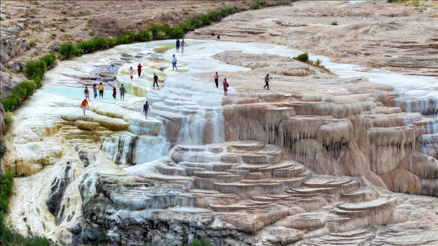 Van’ın Başkale ilçesinde bulunan ve doğal oluşumlarıyla Pamukkale’yi andıran travertenler,