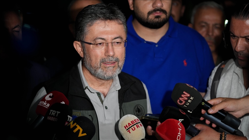 Tarım ve Orman Bakanı İbrahim Yumaklı, İzmir’in Karşıyaka ilçesindeki yangının