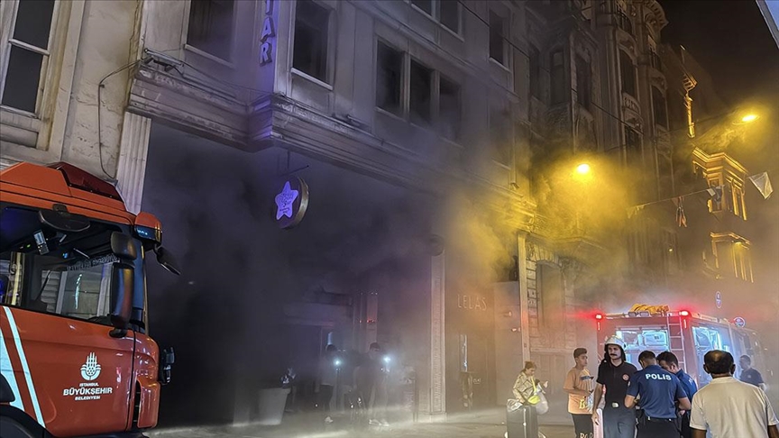 Beyoğlu’nda, 9 katlı otelde çıkan yangın itfaiye ekiplerinin müdahalesiyle söndürüldü.