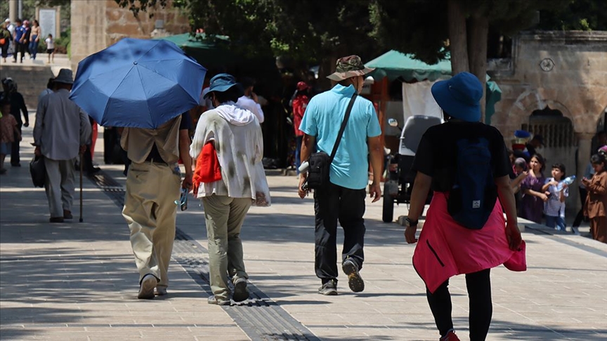 Yurt genelinde mevsim normallerinin üzerinde seyreden sıcaklıklar, hafta sonuna doğru