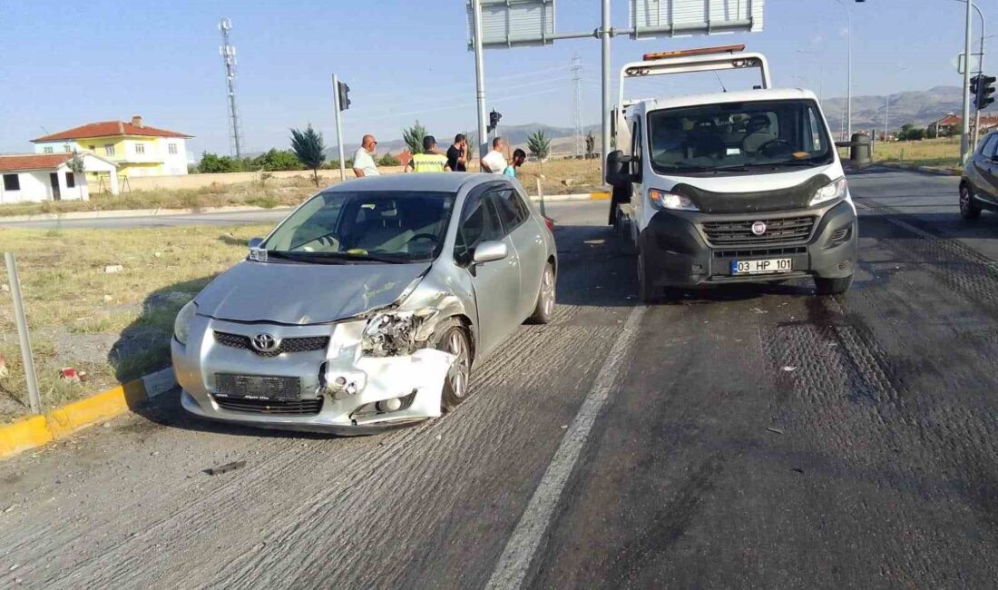 Afyonkarahisar’da ticari taksi ile otomobilin çarpıştığı kazada 2 kişi yaralandı.