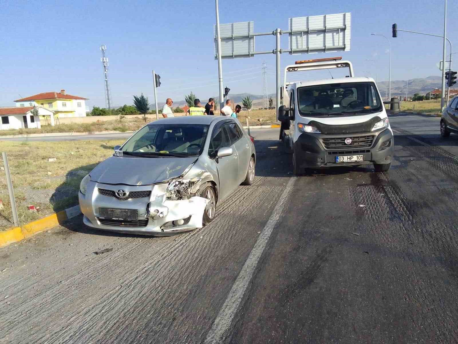 Afyonkarahisar’da ticari taksi ile otomobilin çarpıştığı kazada 2 kişi yaralandı.