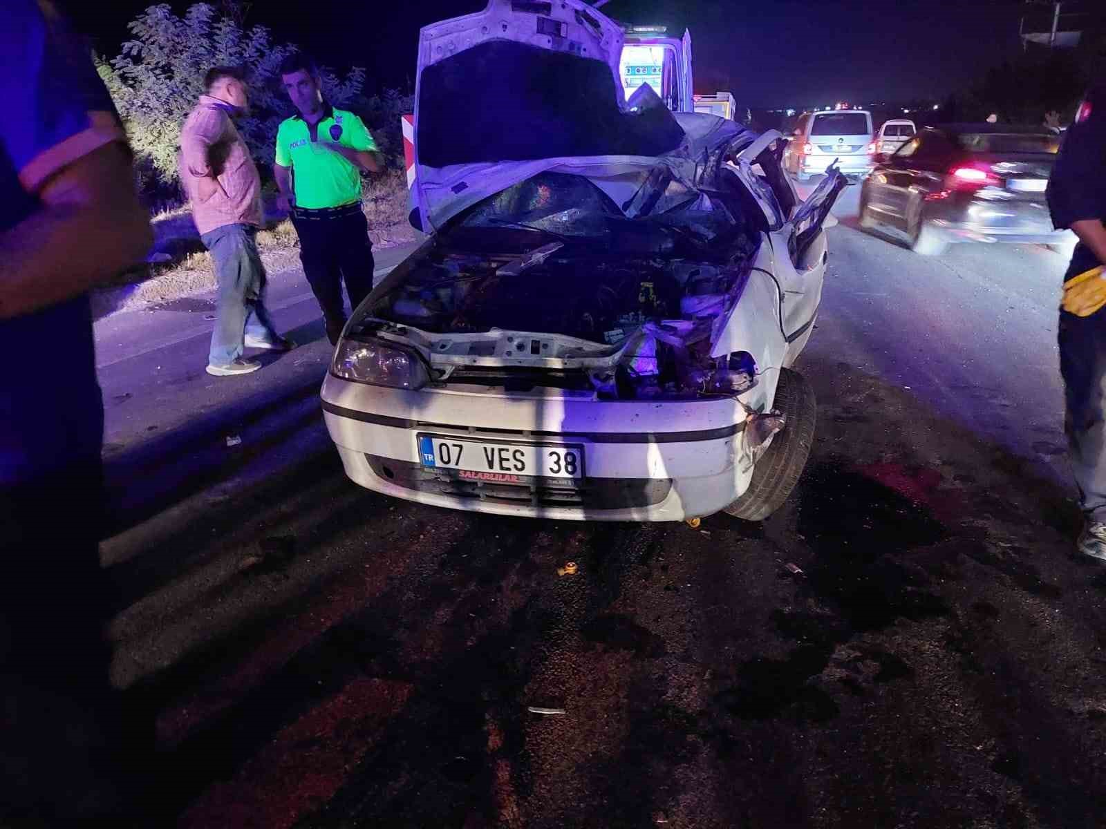Afyonkarahisar’da tırla çarpışan otomobilde ikisi çocuk 5 kişi yaralandı. Kaza,
