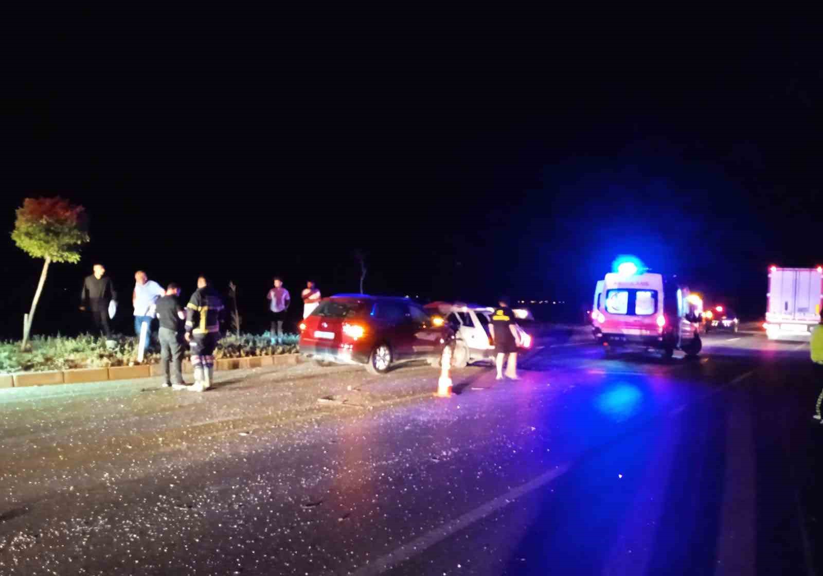 AFYONKARAHİSAR'DA İKİ OTOMOBİLİN ÇARPIŞMASI SONUCU YAŞANAN TRAFİK KAZASINDA YAŞLI ÇİFT