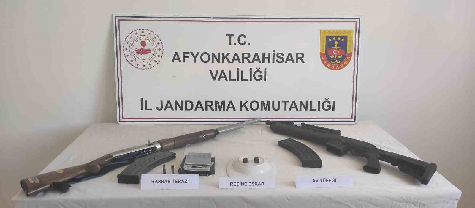 Afyonkarahisar’da yurt dışından temin ettiği uyuşturucu yaşadığı ilçede sattığı iddia