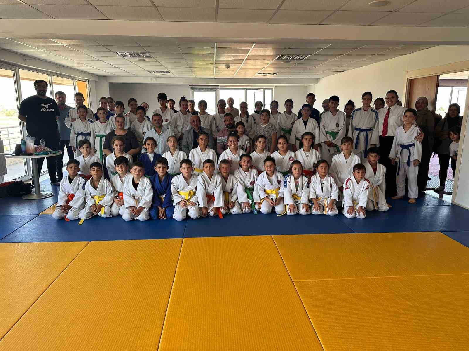 Afyonkarahisar ve Uşak’tan 60 sporcunun katılımıyla düzenlenen Judo Zafer Turnuvası,