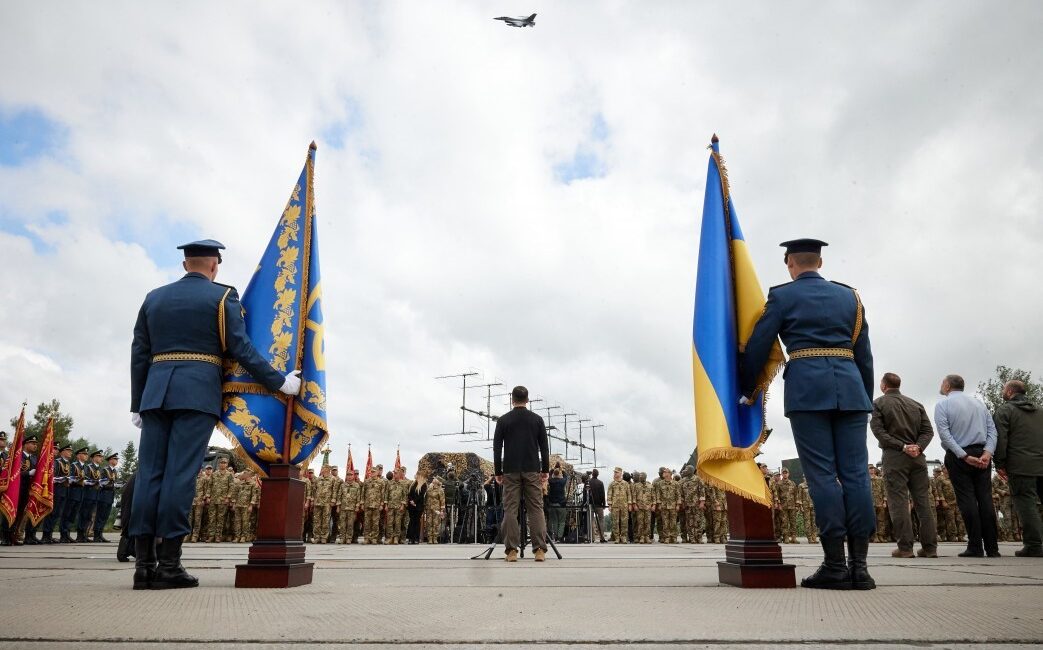 Ukrayna Devlet Başkanı Vladimir Zelenskiy, F-16 savaş uçaklarının teslim edildiğini