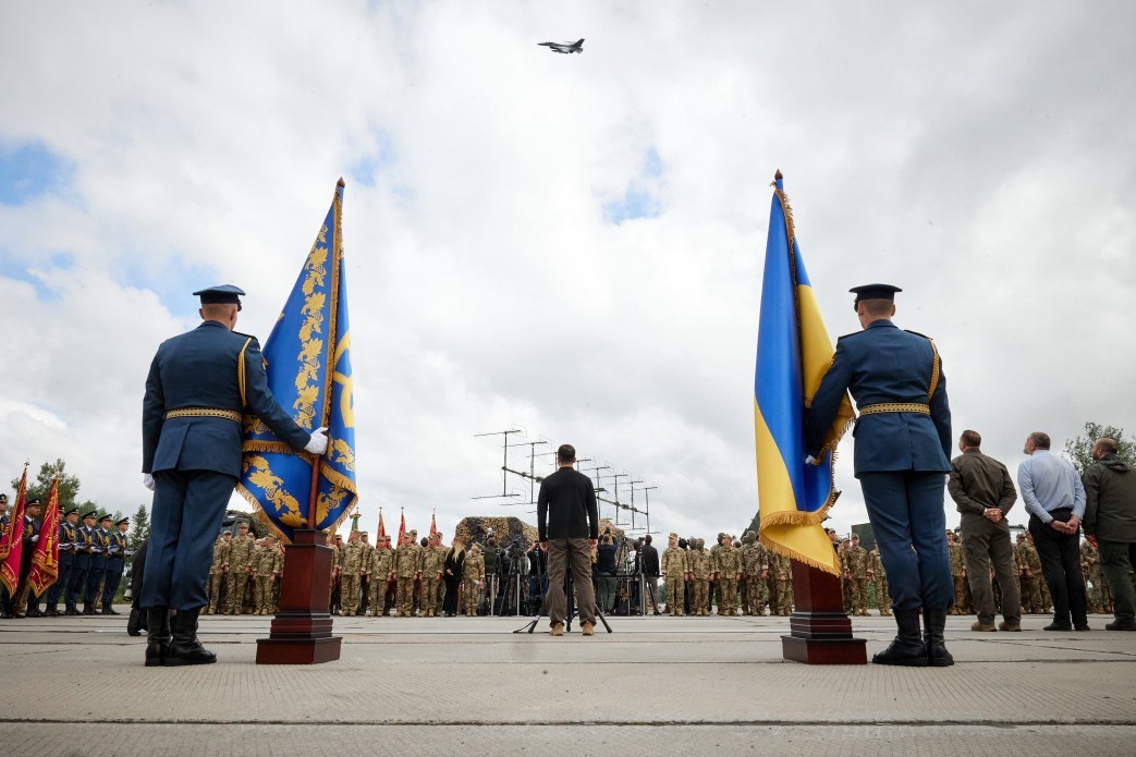 Ukrayna Devlet Başkanı Vladimir Zelenskiy, F-16 savaş uçaklarının teslim edildiğini