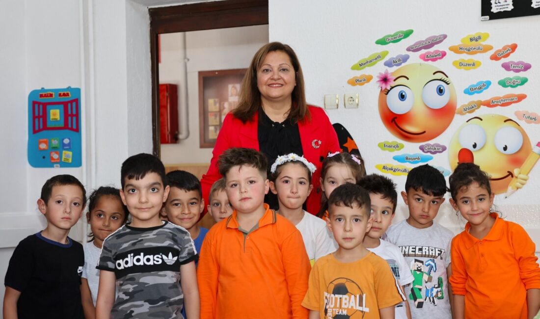 Afyonkarahisar Belediye Başkanı Burcu Köksal, 2024-2025 eğitim-öğretim dönemi kapsamında okullara