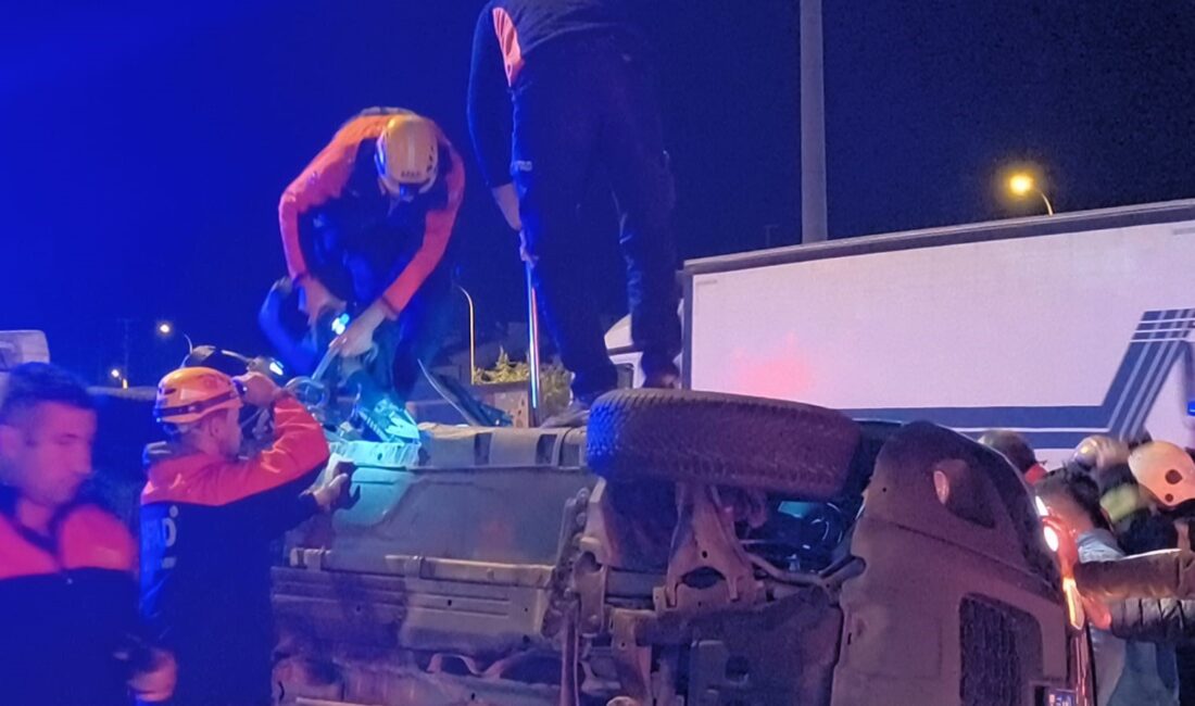 Afyonkarahisar’da otomobil ile kamyonetin çarpıştığı kazada 3 kişi yaralanırken, yaralılar