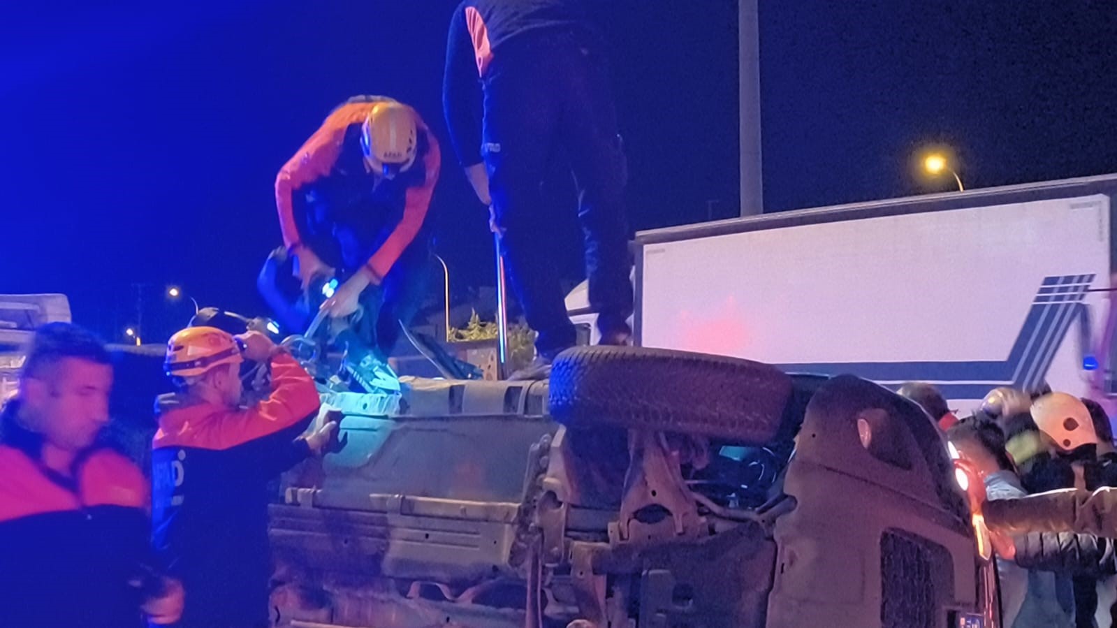 Afyonkarahisar’da otomobil ile kamyonetin çarpıştığı kazada 3 kişi yaralanırken, yaralılar
