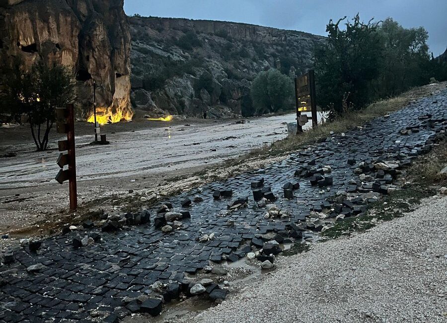 İhsaniye’de akşam saatlerinde etkili olan yağış, sokak ve caddelerde su