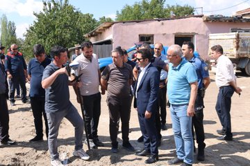 Kaymakam İsmail Bildirici, Ayazini Köyü’nde incelemelerde bulundu. Yoğun yağışların ardından