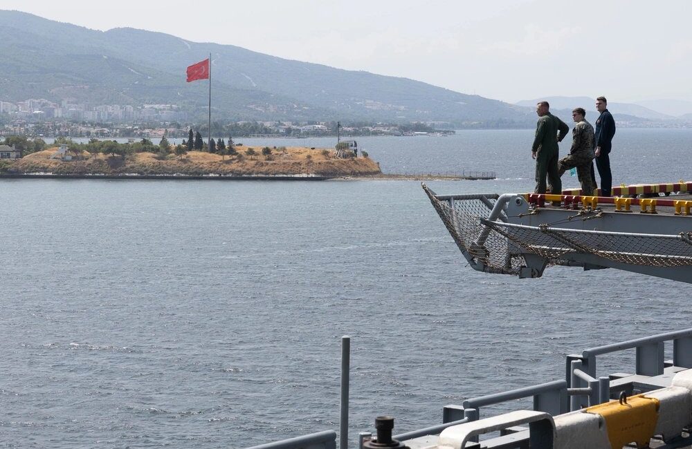 ABD’li Askeri Personel İzmir’de Saldırıya Uğradı ABD’nin Ankara Büyükelçiliği, İzmir’de görevli USS Wasp isimli uçak gemisinde