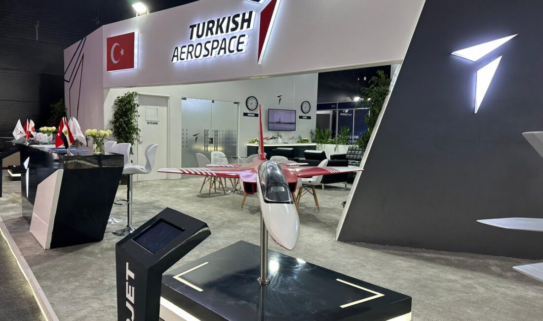 Türk Havacılık Uzay Sanayii’nin HÜRJET İle Yer Aldığı Uluslararası Havacılık Fuarı Türk Havacılık Uzay Sanayii, Mısır’da düzenlenen uluslararası havacılık fuarında, HÜRJET