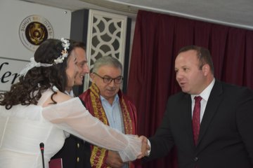 Şuhut Kaymakamı İzzet Cem Eser, Bir Nikah Merasimine Katıldı Şuhut Kaymakamı İzzet Cem Eser, ilçede düzenlenen bir nikah merasimine