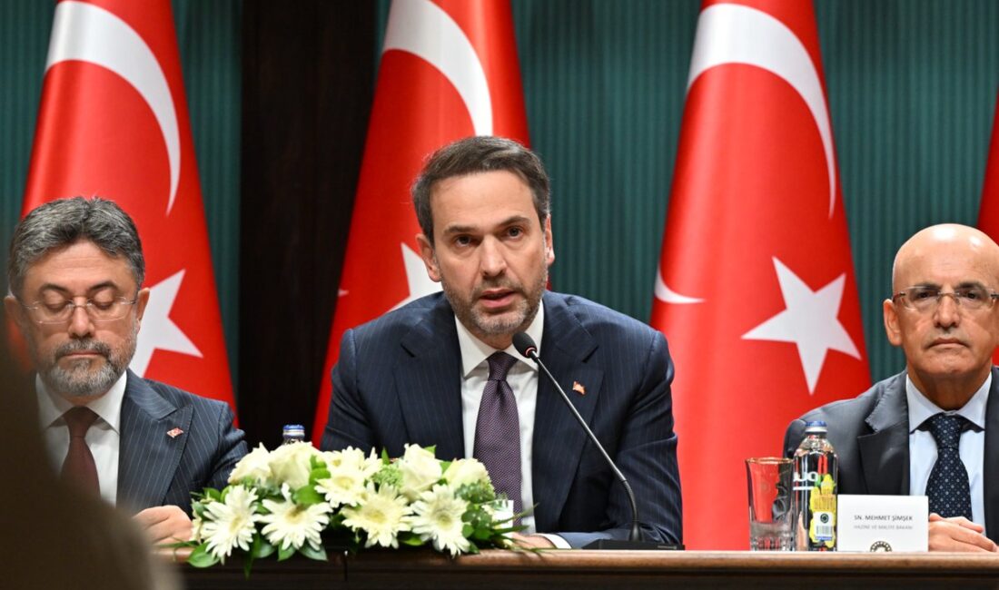 Enerji ve Tabii Kaynaklar Bakanı Alparslan Bayraktar, Orta Vadeli Program Tanıtım Toplantısı’nda açıklamalarda bulundu. Bakan Bayraktar, Cumhurbaşkanı Yardımcısı Cevdet Yılmaz’ın başkanlığında düzenlenen toplantıda, 2025-2027