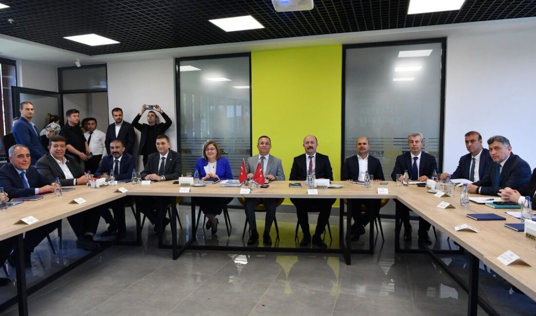 Gaziantep’te Ekonomi Değerlendirme Toplantısı Düzenlendi Gaziantep Valiliği, şehirdeki yerel yatırımlar ve ekonomik koşulların değerlendirildiği bir