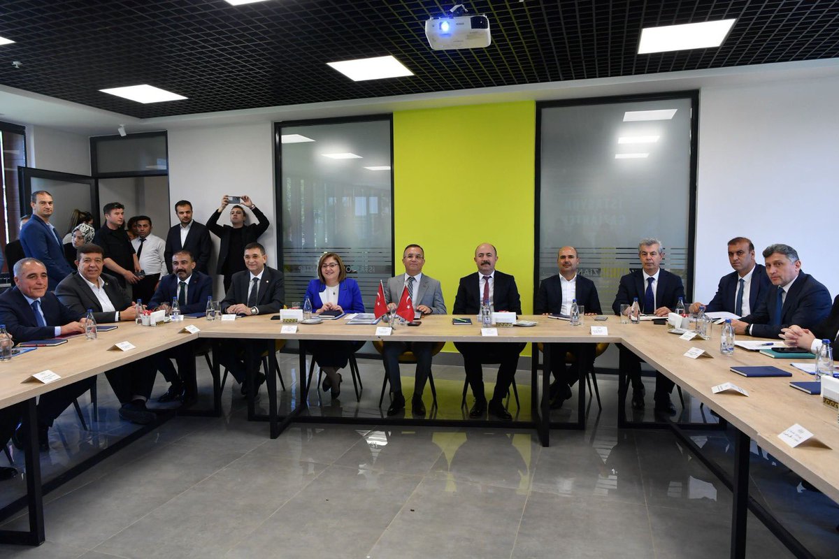 Gaziantep Valiliği, şehirdeki yerel yatırımlar ve ekonomik koşulların değerlendirildiği bir