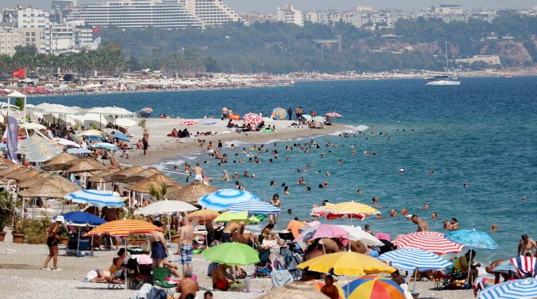 Antalya’da yeni eğitim döneminin başlamasına gün sayılırken, bölgenin sahilleri tatilcilerle