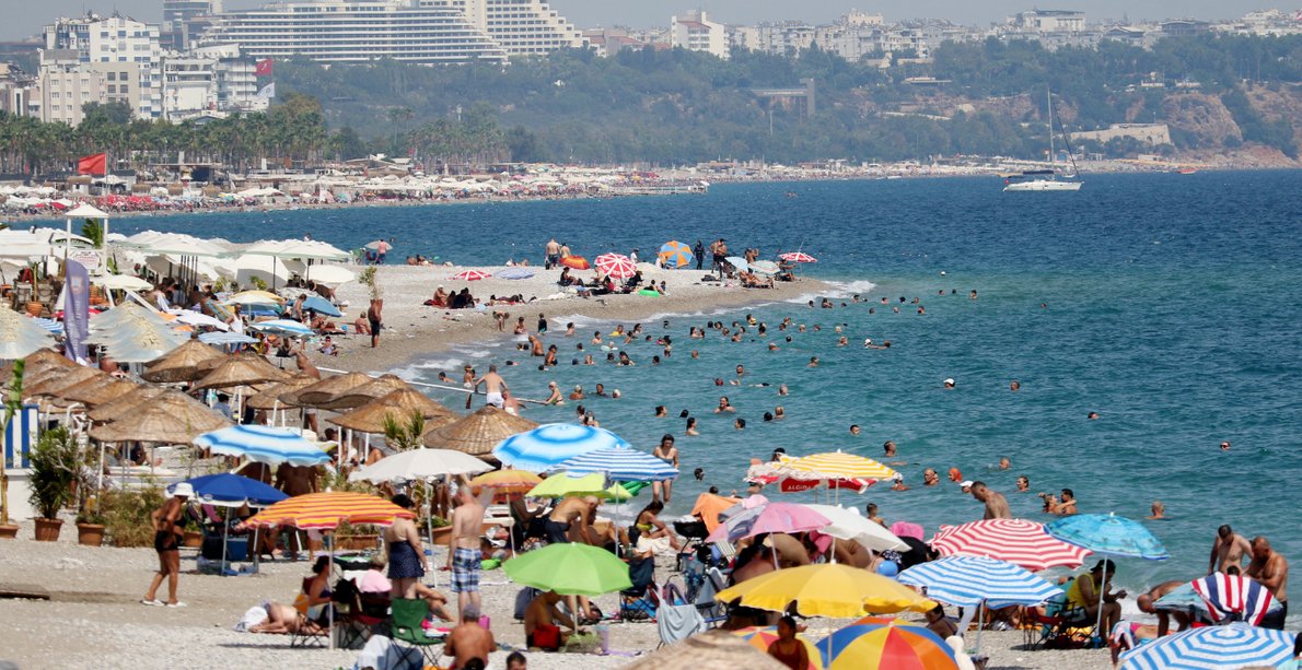 Antalya’da yeni eğitim döneminin başlamasına gün sayılırken, bölgenin sahilleri tatilcilerle